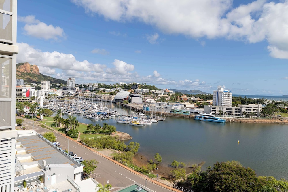 Oaks Townsville Metropole Hotel 68/69