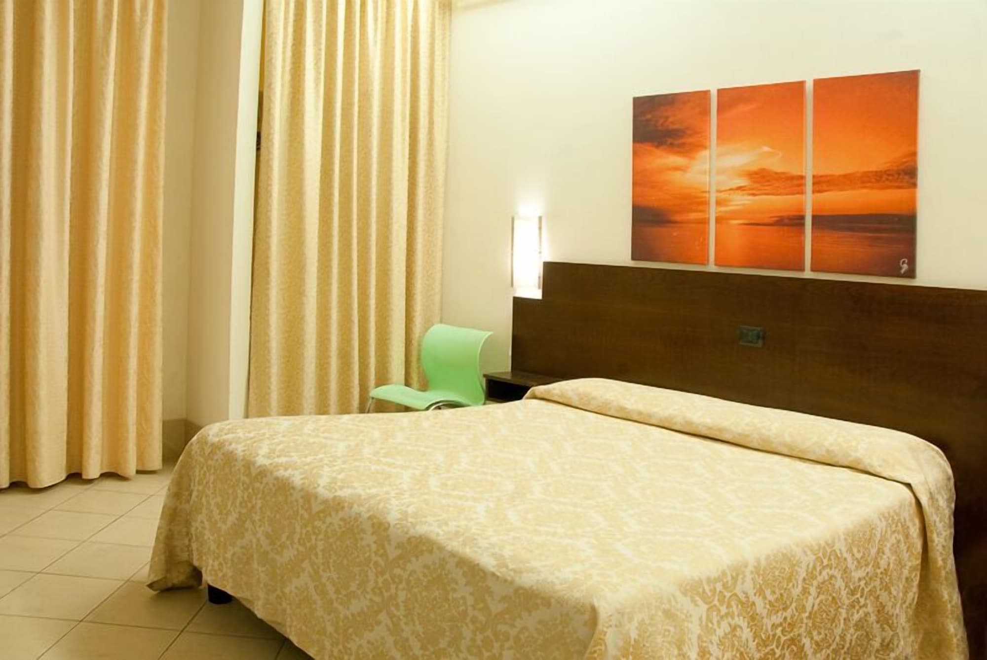 ROOM, DOUBLE BED
