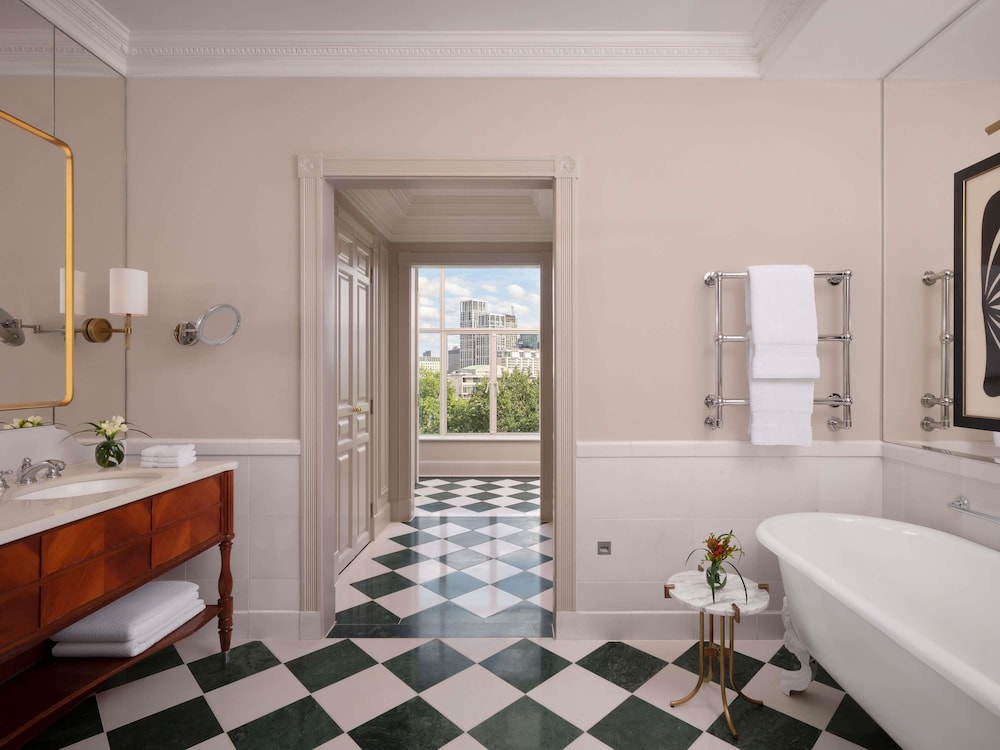 1 Bedroom, Suite, Partial River View، The Savoy Hotel 7/9