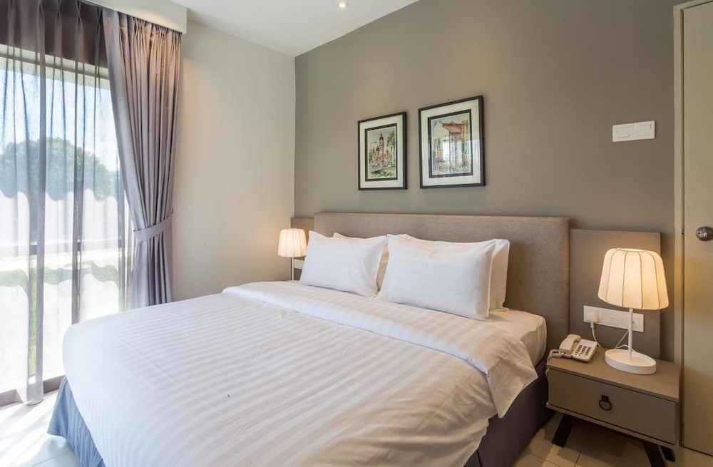 2 BEDROOMS, SUITE