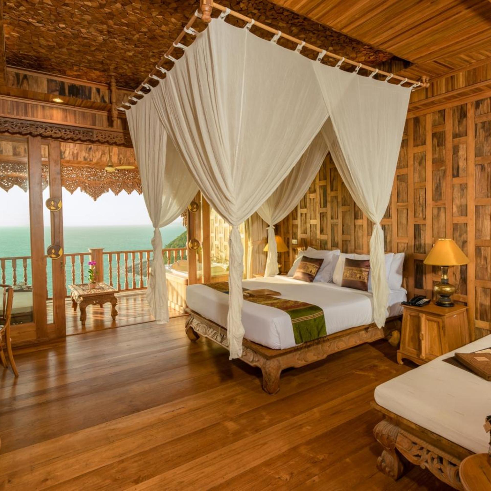 Deluxe, Double Bed, Lateral Side Sea View