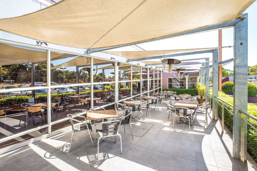 Sandown Park Hotel 32/42