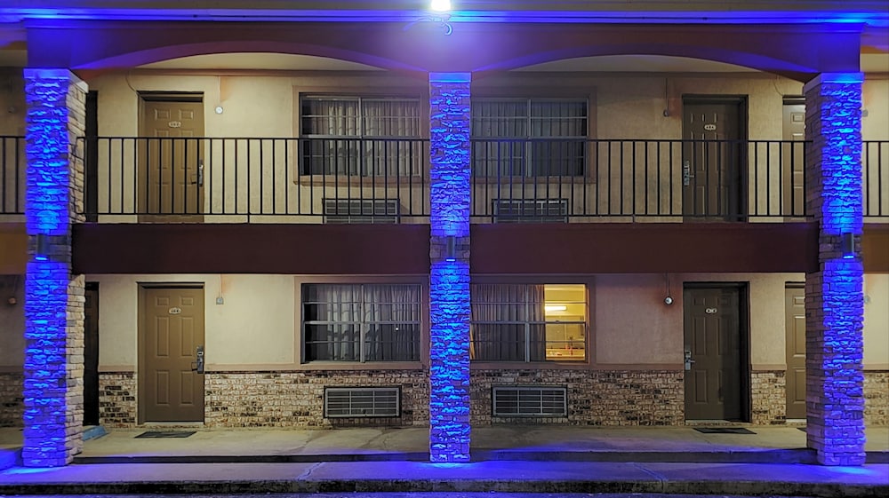 Econo Lodge Inn & Suites Sealy 6/52