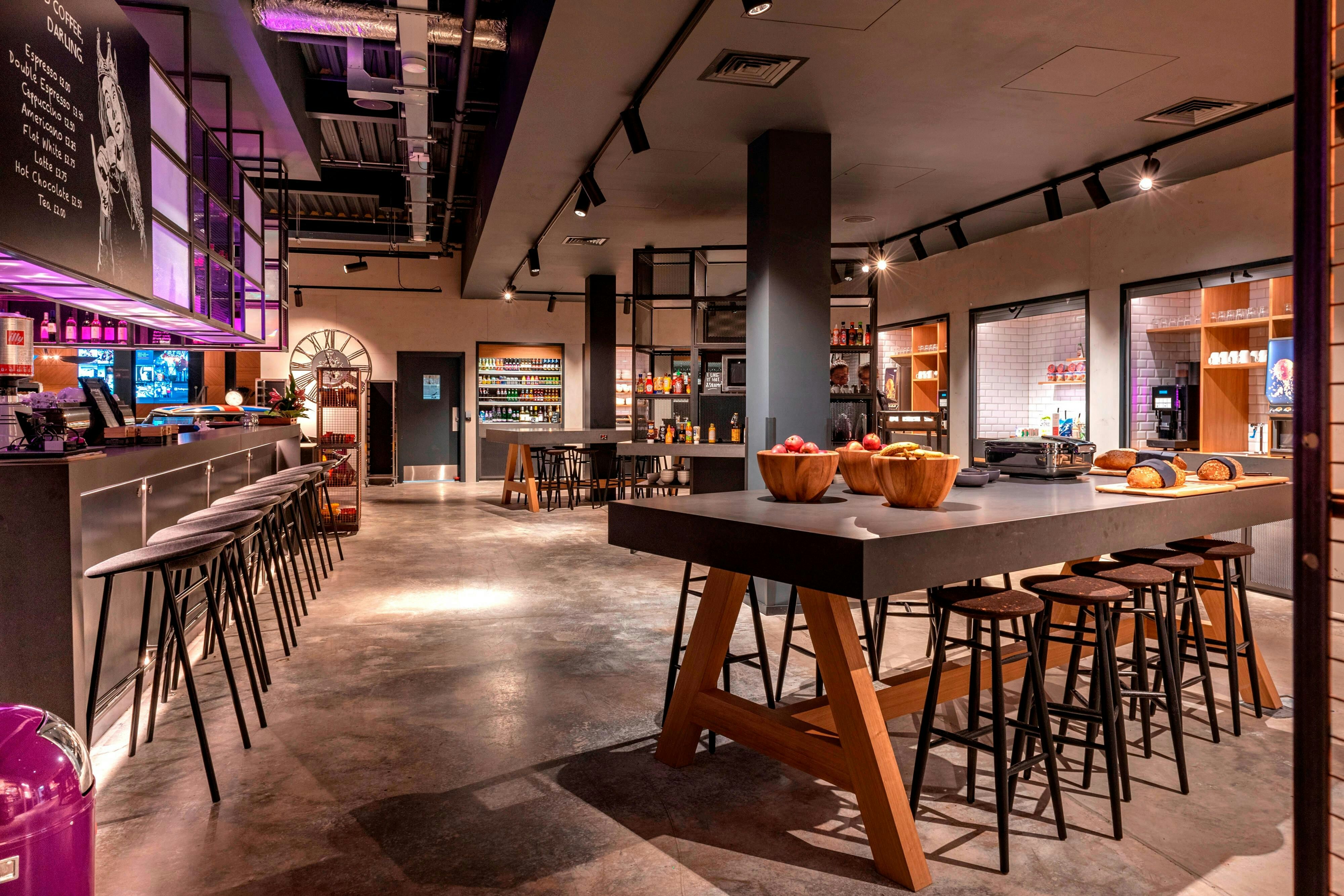 MOXY LONDON HEATHROW AIRPORT 32/39