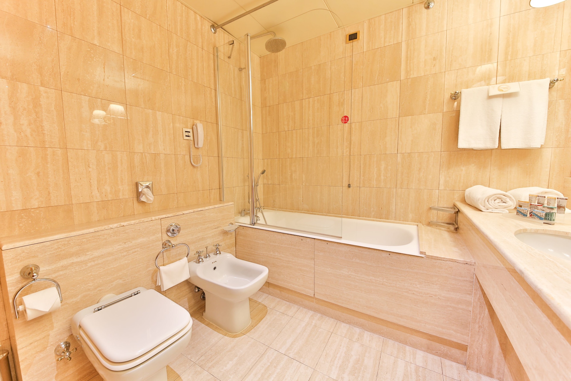 غرفة كلاسيكية بسرير كينج، Hotel Leon d Oro 6/6
