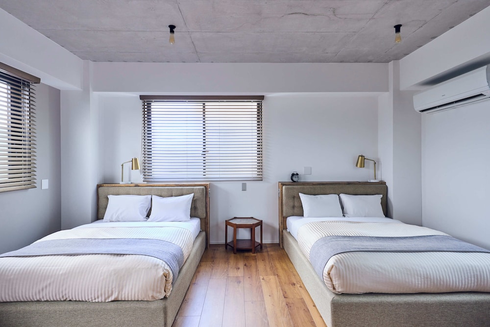 FAMILY, TWIN BEDS
