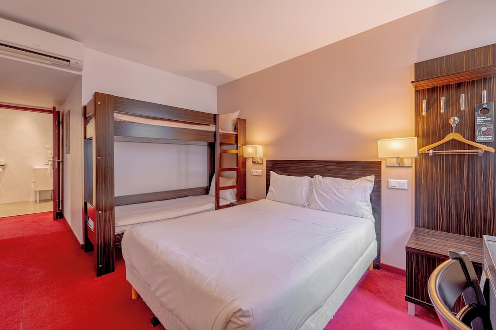 Room, Quadruple