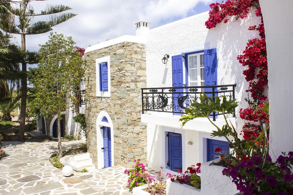 Naxos Holidays 11/64