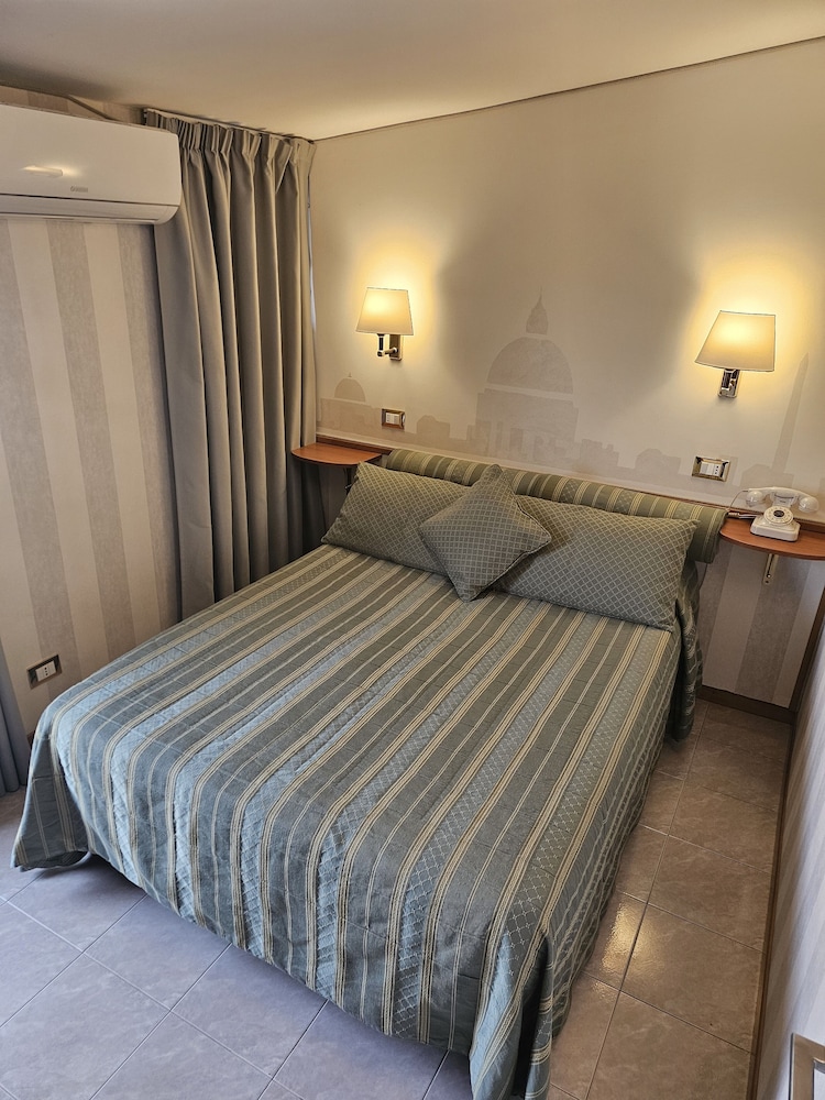 Hotel Pacific 8/50