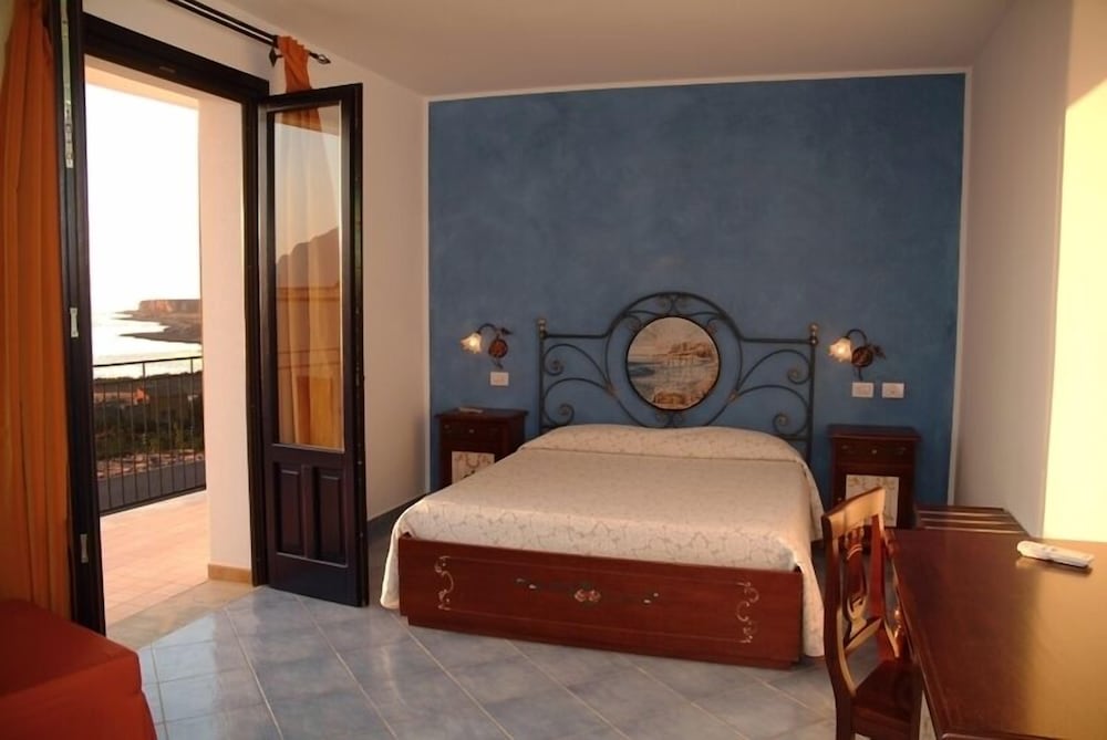 ROOM, DOUBLE BED