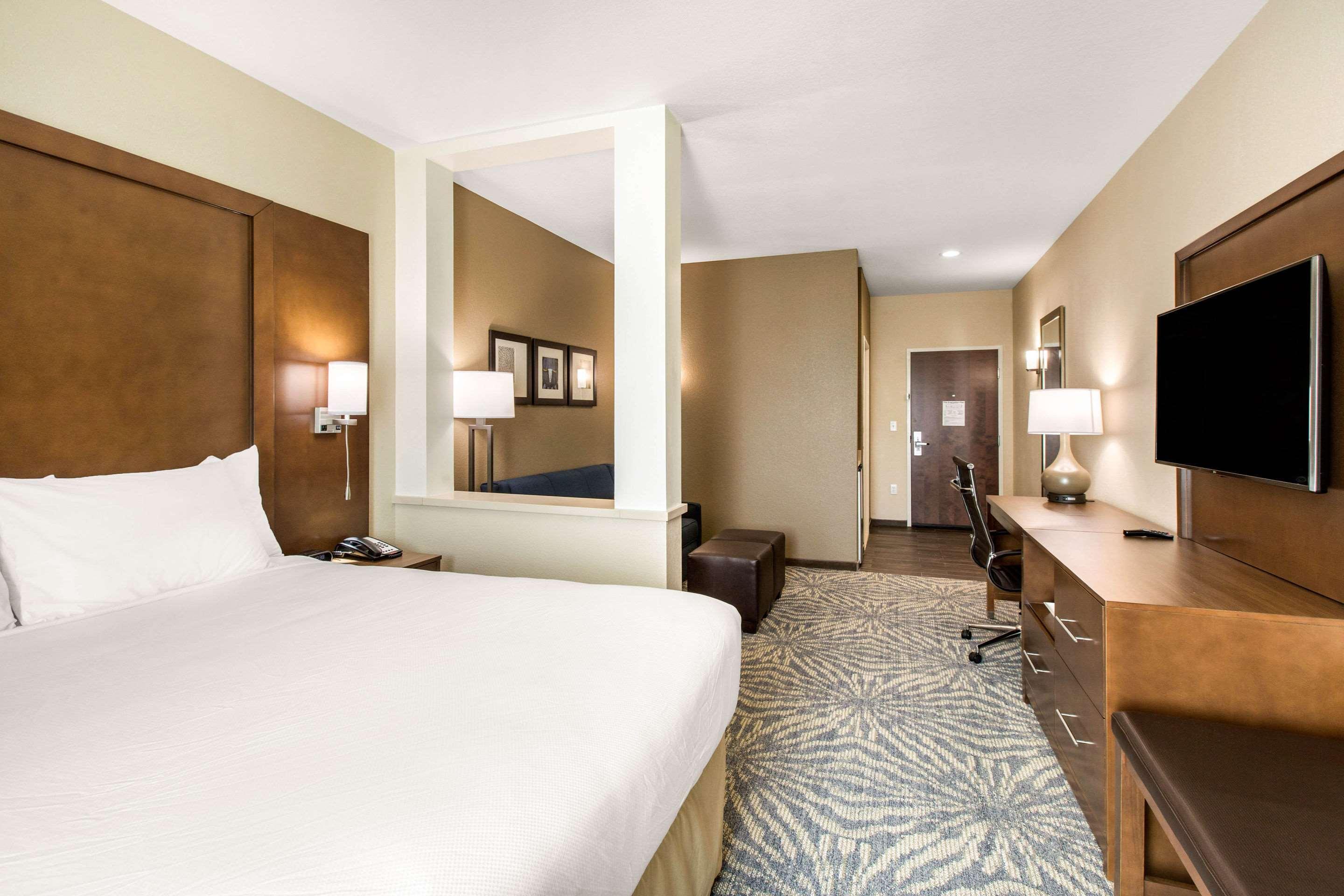 SUITE, KING BED, ACCESSIBLE