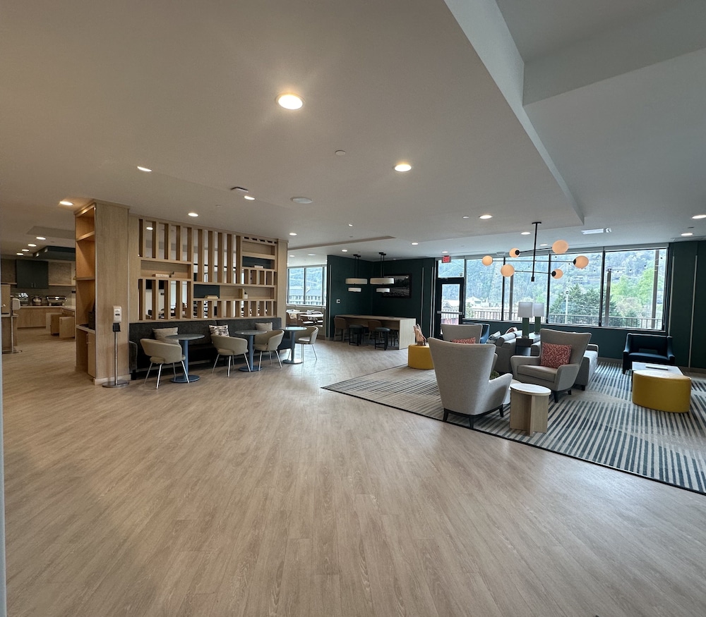 Comfort Suites Gatlinburg Downtown-Convention Center 40/60