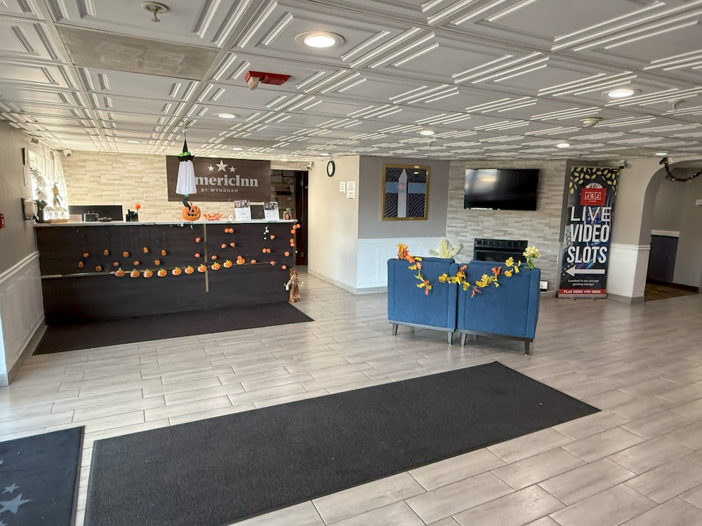 AmericInn by Wyndham Woodstock IL 9/50
