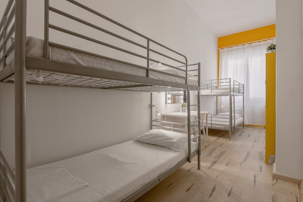Mixed Dorm, 8 People, 4 Bunk Beds