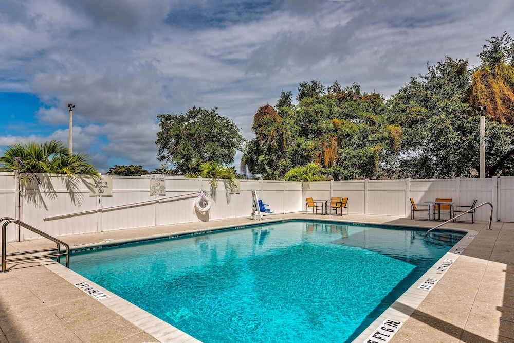 Holiday Inn Express Suites Lantana 6/57