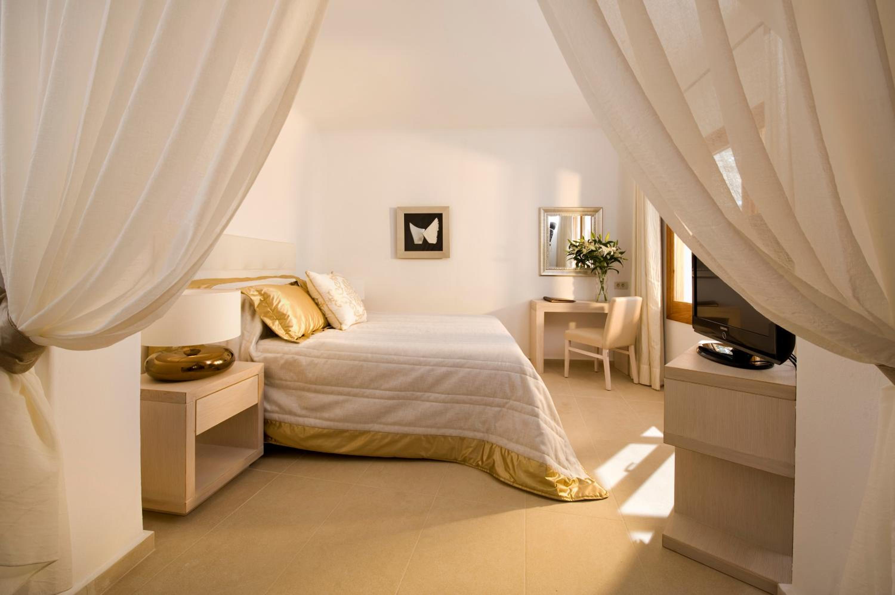 Junior Suite, Queen Bed, Caldera View