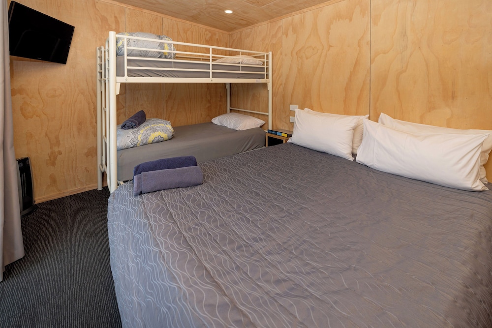 Basic, Cabin, 1 Queen and 2 Bunk Beds, No Window