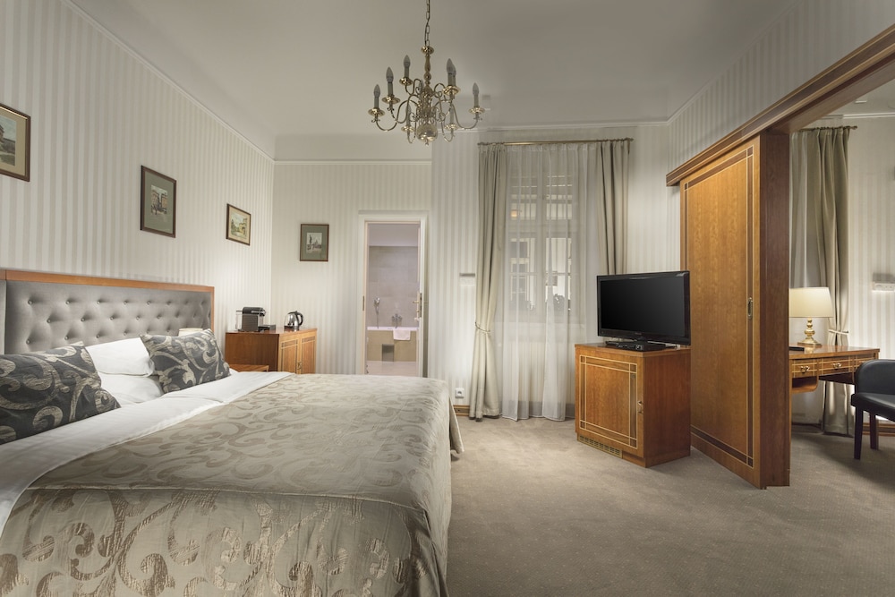 DELUXE, DOUBLE OR TWIN BED