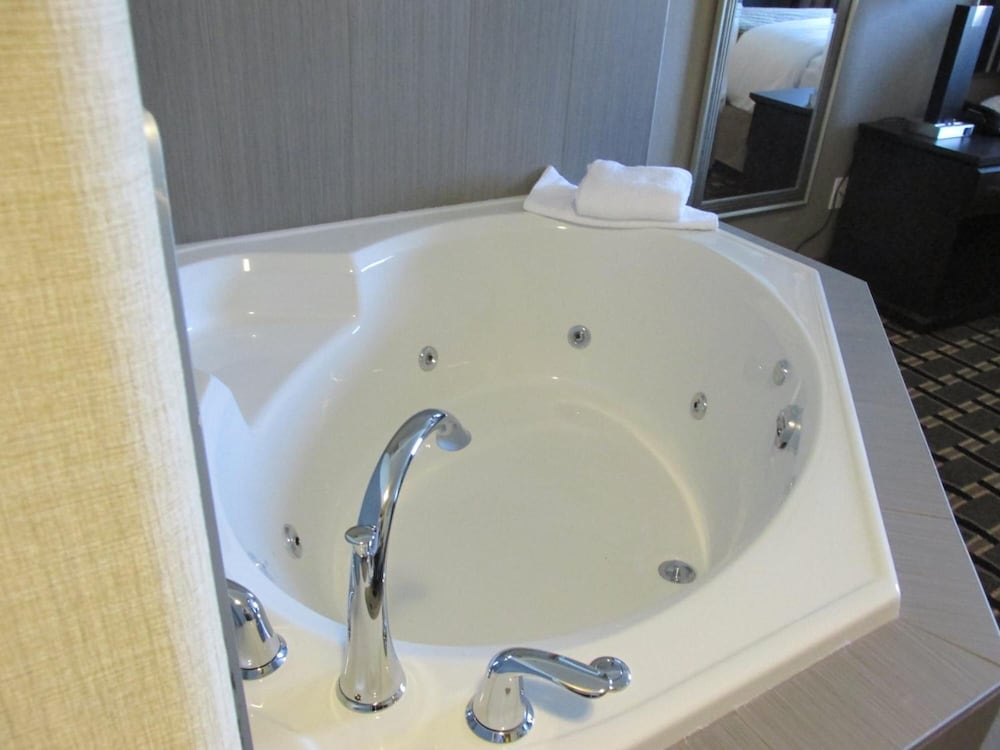 Sigma Inn & Suites Melville 24/28