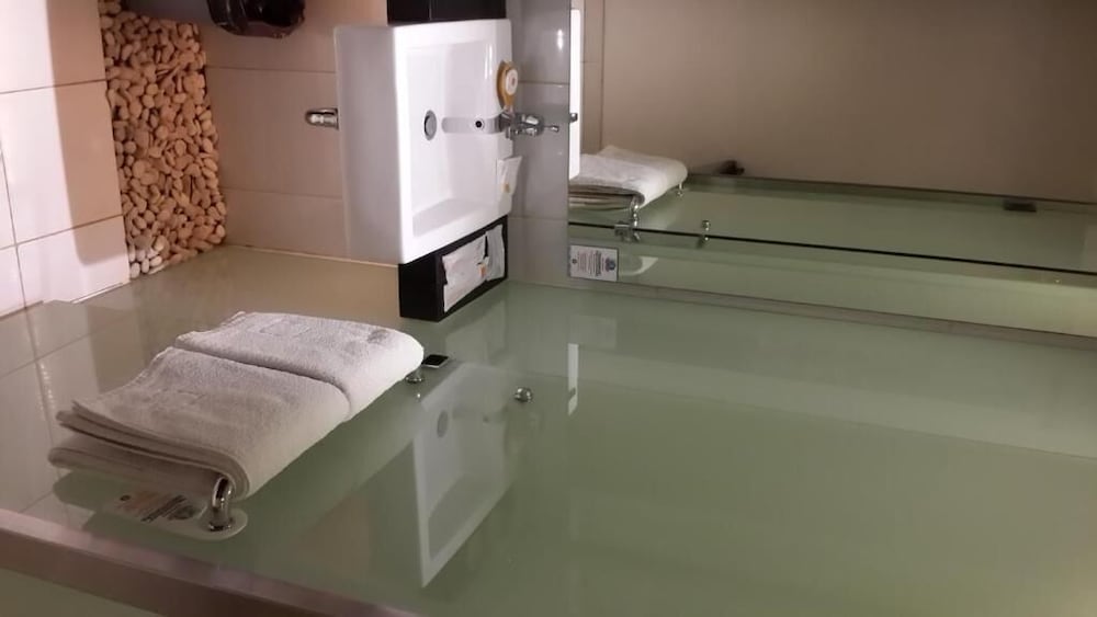V HOTEL JAKARTA 9/45