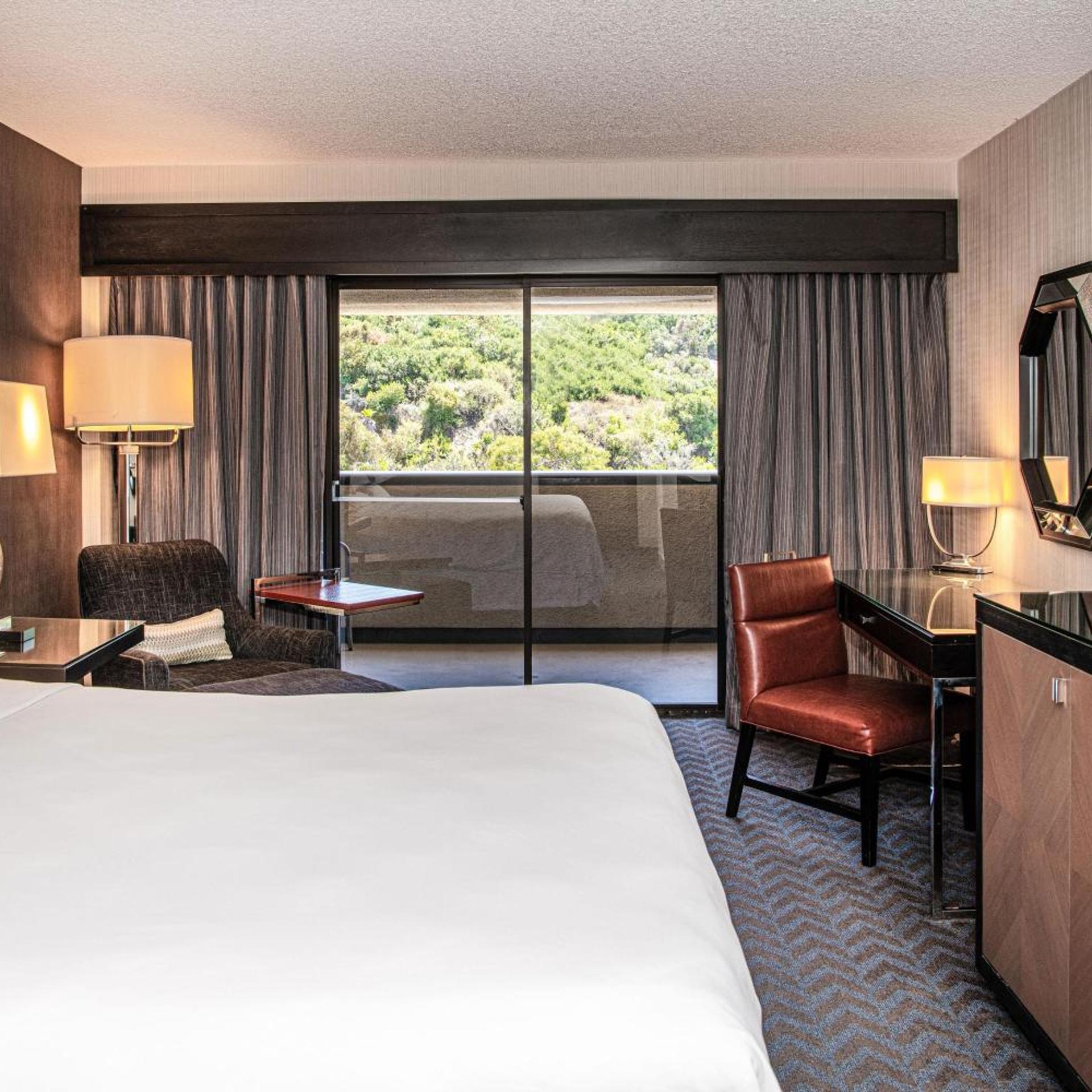 Guest Room, Traditional, King Bed, Balcony, Sheraton Mission Valley San Diego 4/7