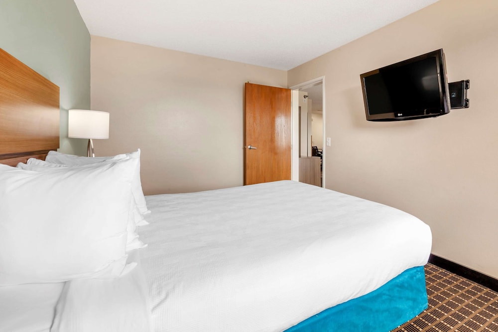 MainStay Suites Dubuque at Hwy 20 20/36