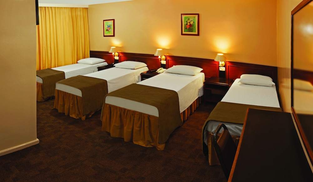 LIRA HOTEL 51/63