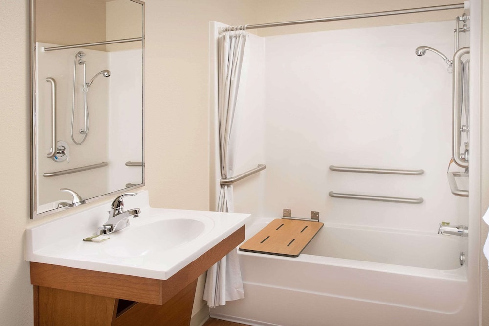 SUITE, QUEEN BED