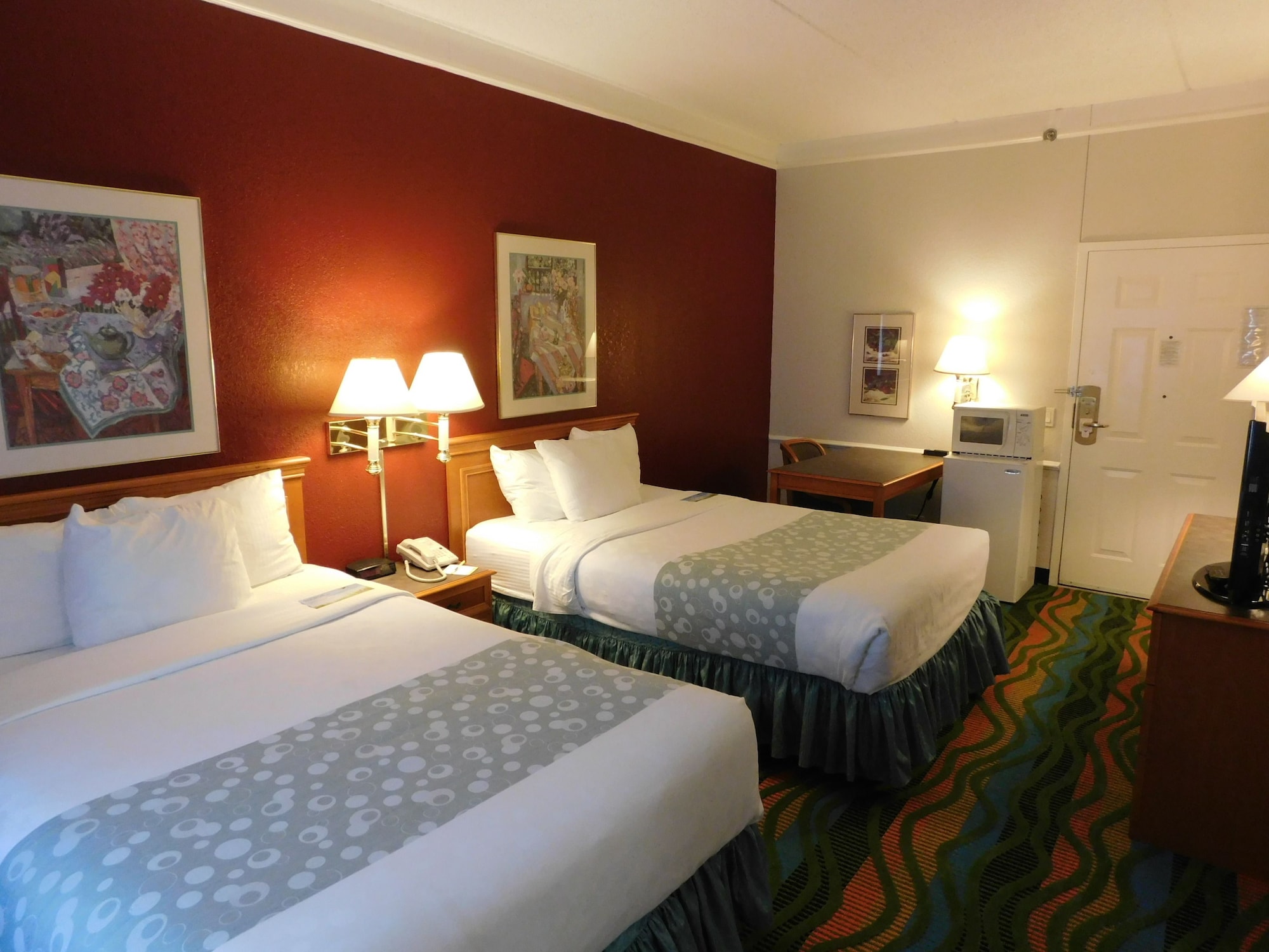 غرفة بسرير كينج لذوي الإعاقة، Days Inn & Suites by Wyndham Arlington Heights 5/10