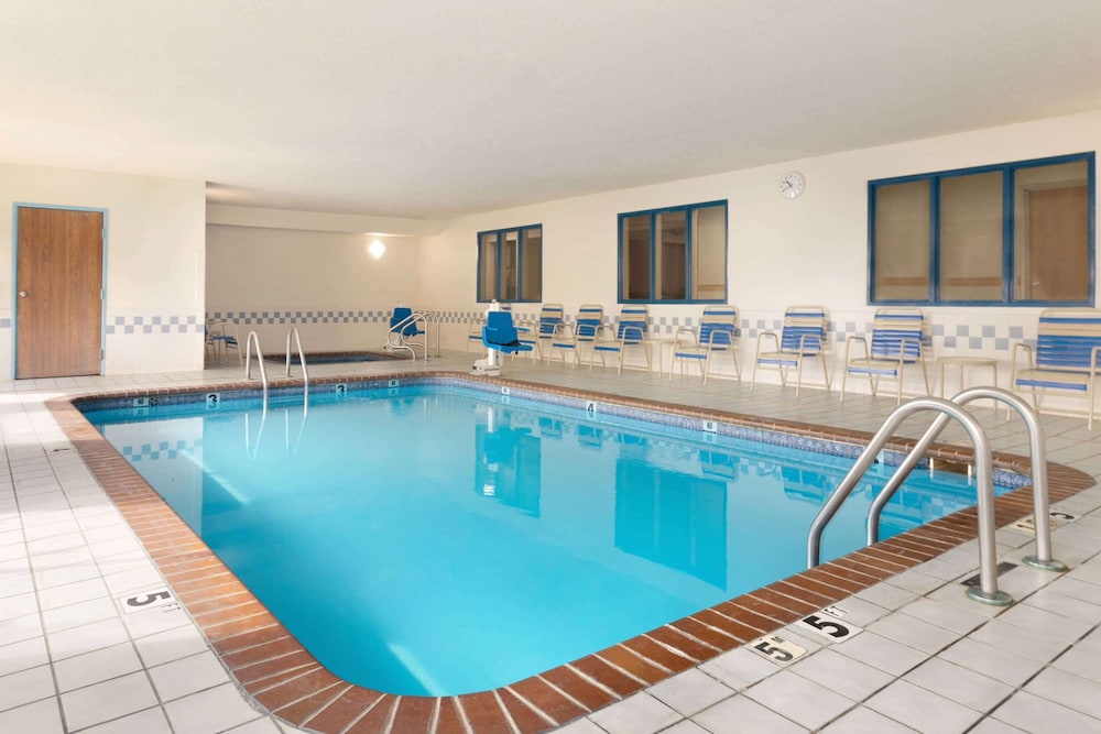 Sleep Inn & Suites Salina I-135 26/26