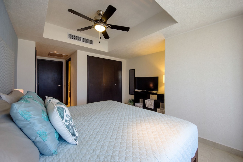 Grand Venetian Condominium 10/50