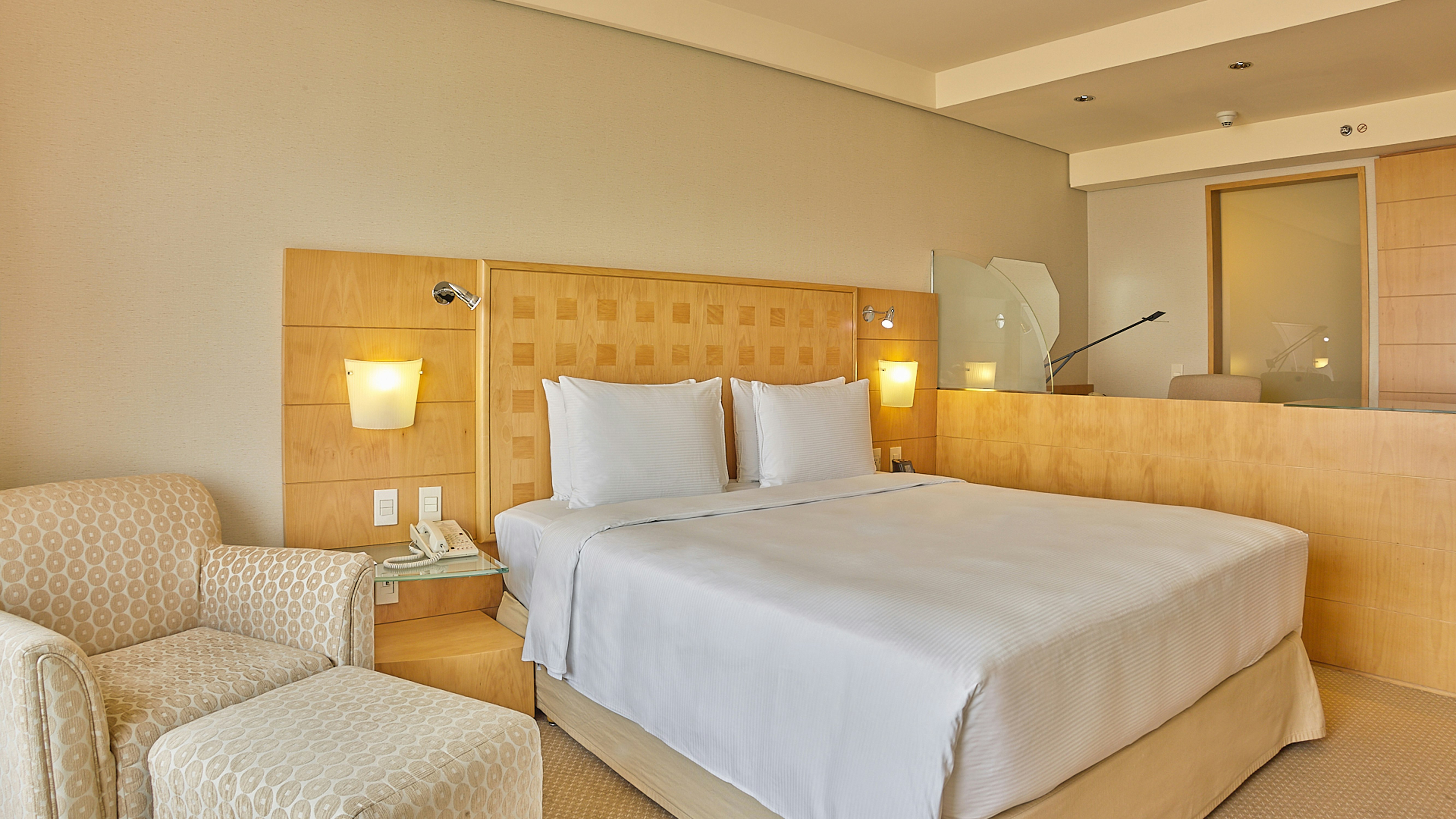 DELUXE, KING BED
