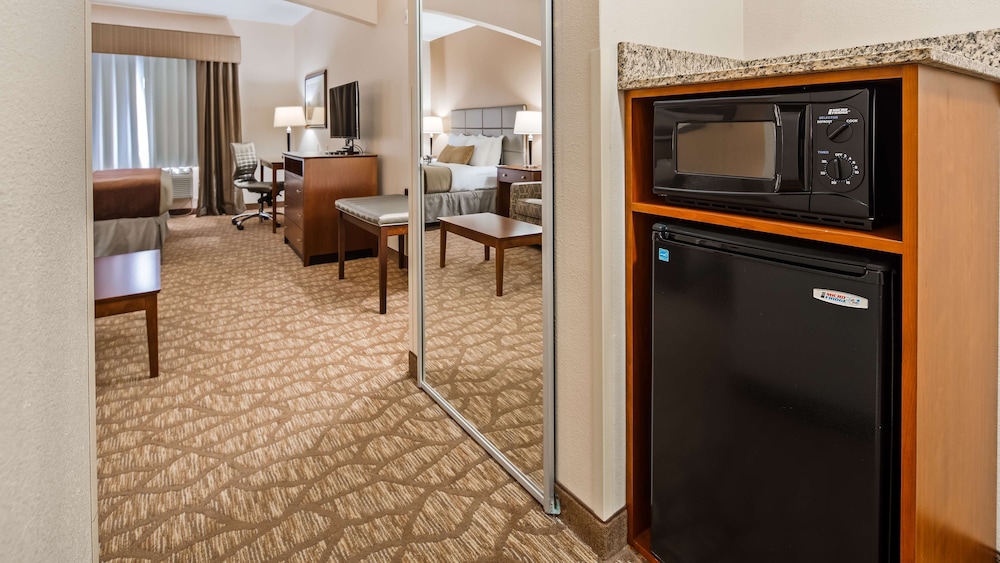 Best Western Plus Butterfield Inn 32/44