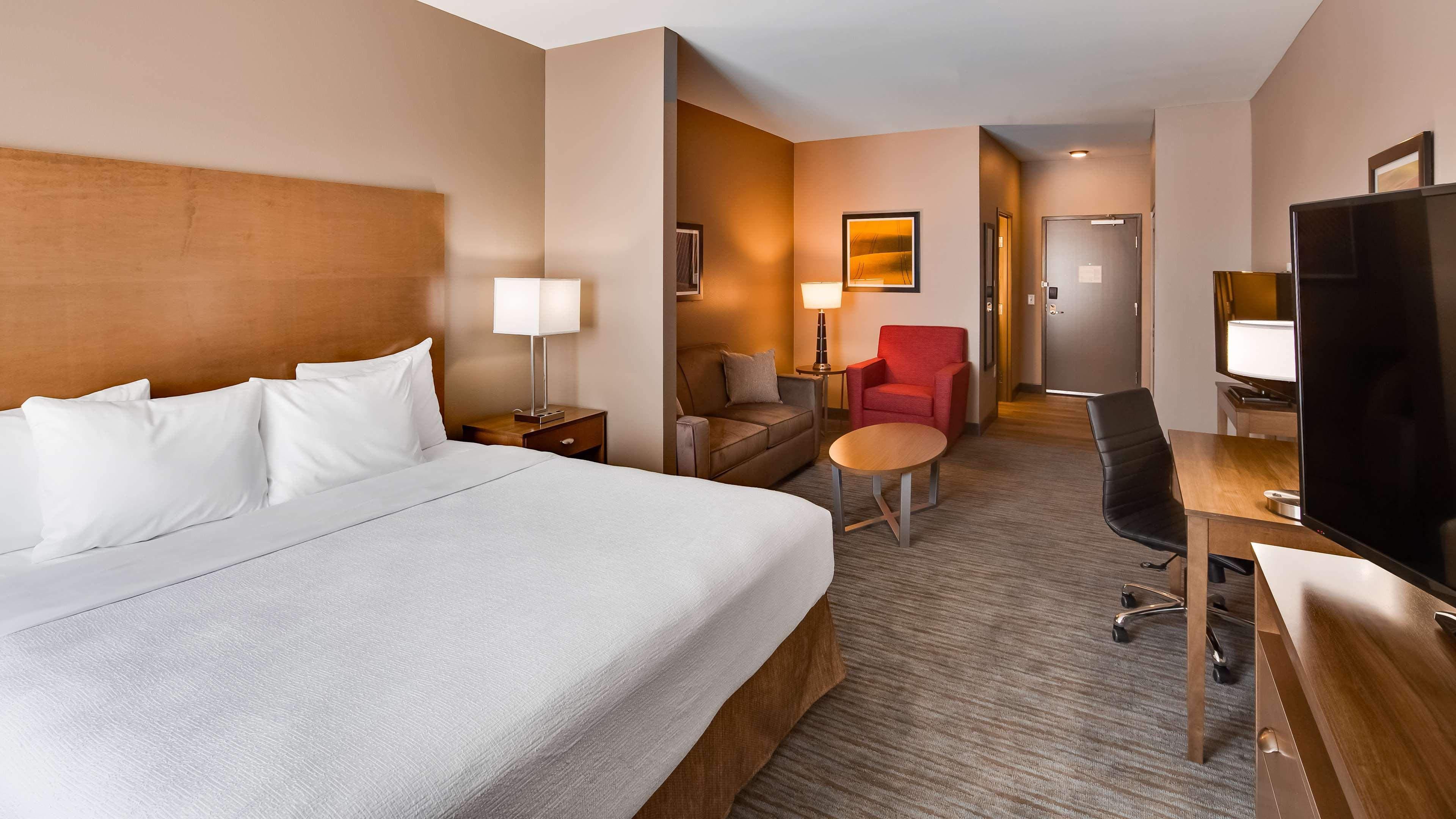 Suite, King Bed, Accessible