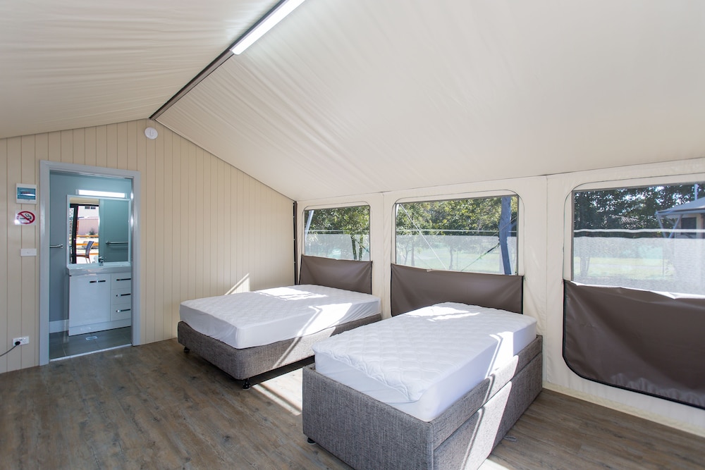 SHOAL BAY HOLIDAY PARK 19/70