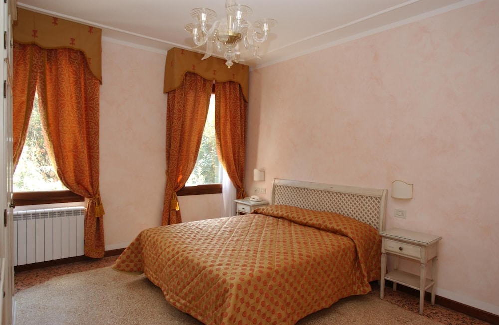 ROOM, QUADRUPLE, KING AND TWIN BEDS