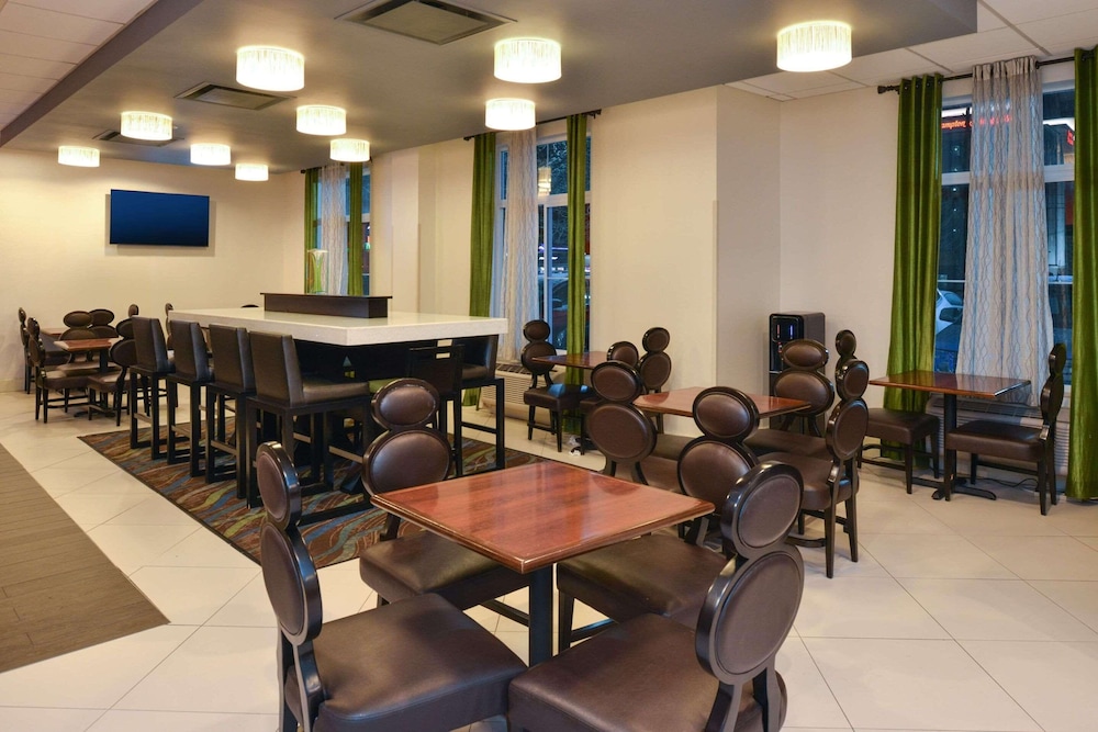 Country Inn & Suites By Radisson Nashville Airport TN 56/70