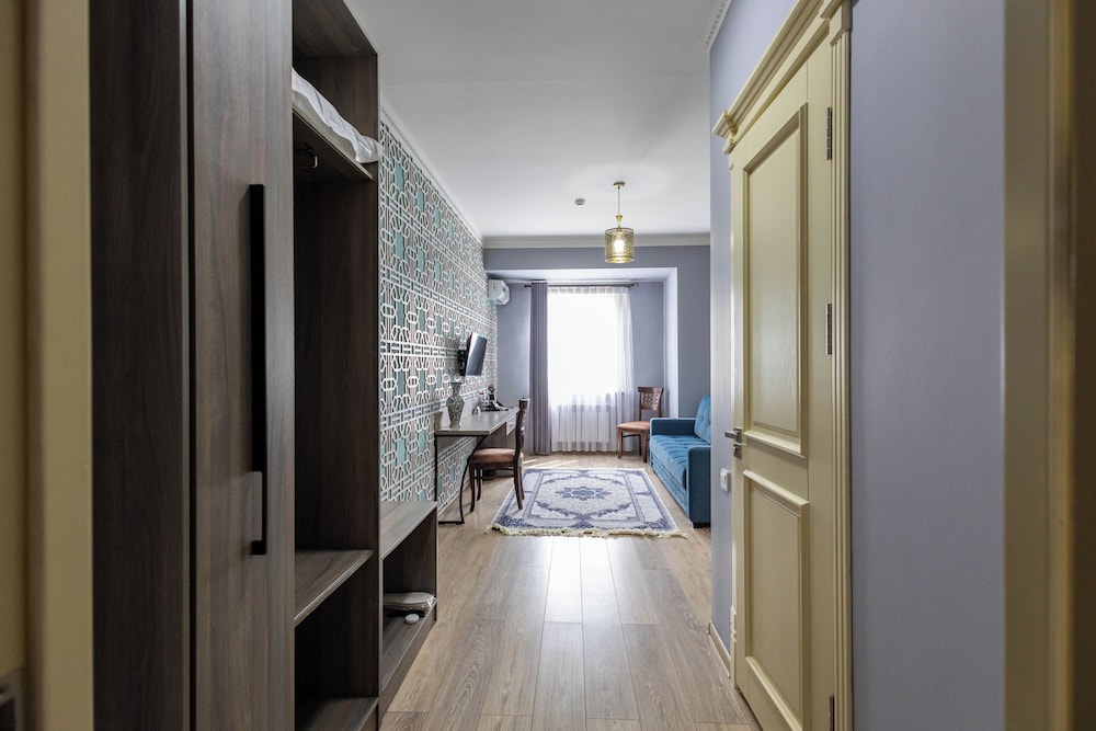 Khan Hotel 26/48