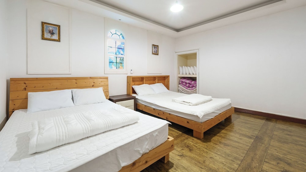 3 Bedrooms, Sydney, Basic, 6 Queen Beds