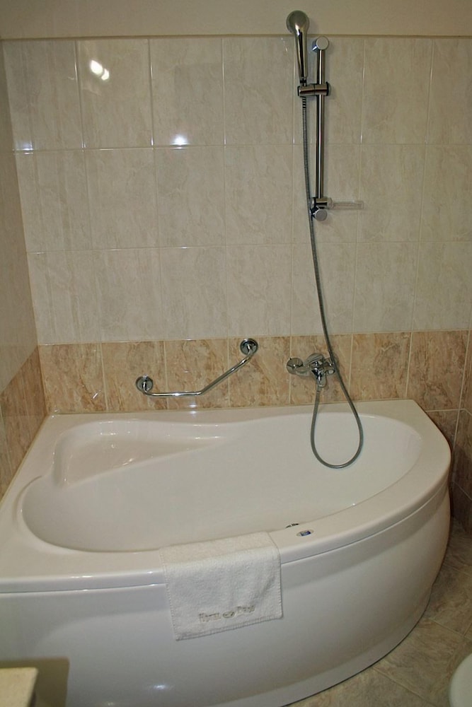 Brod Hotel 28/29