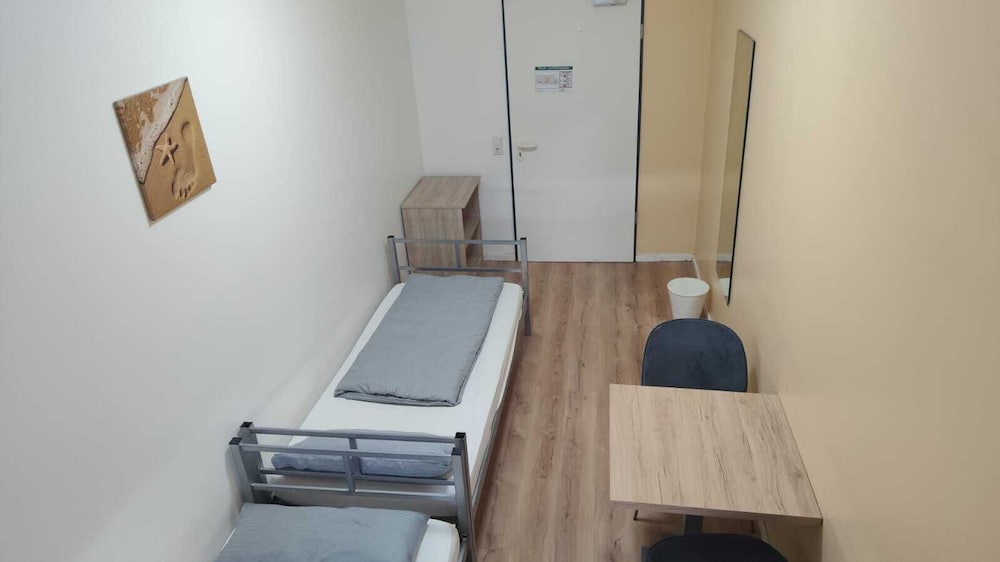 Low Budget Hostel 27/53