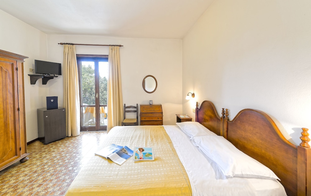 ECONOMY, DOUBLE OR TWIN BED