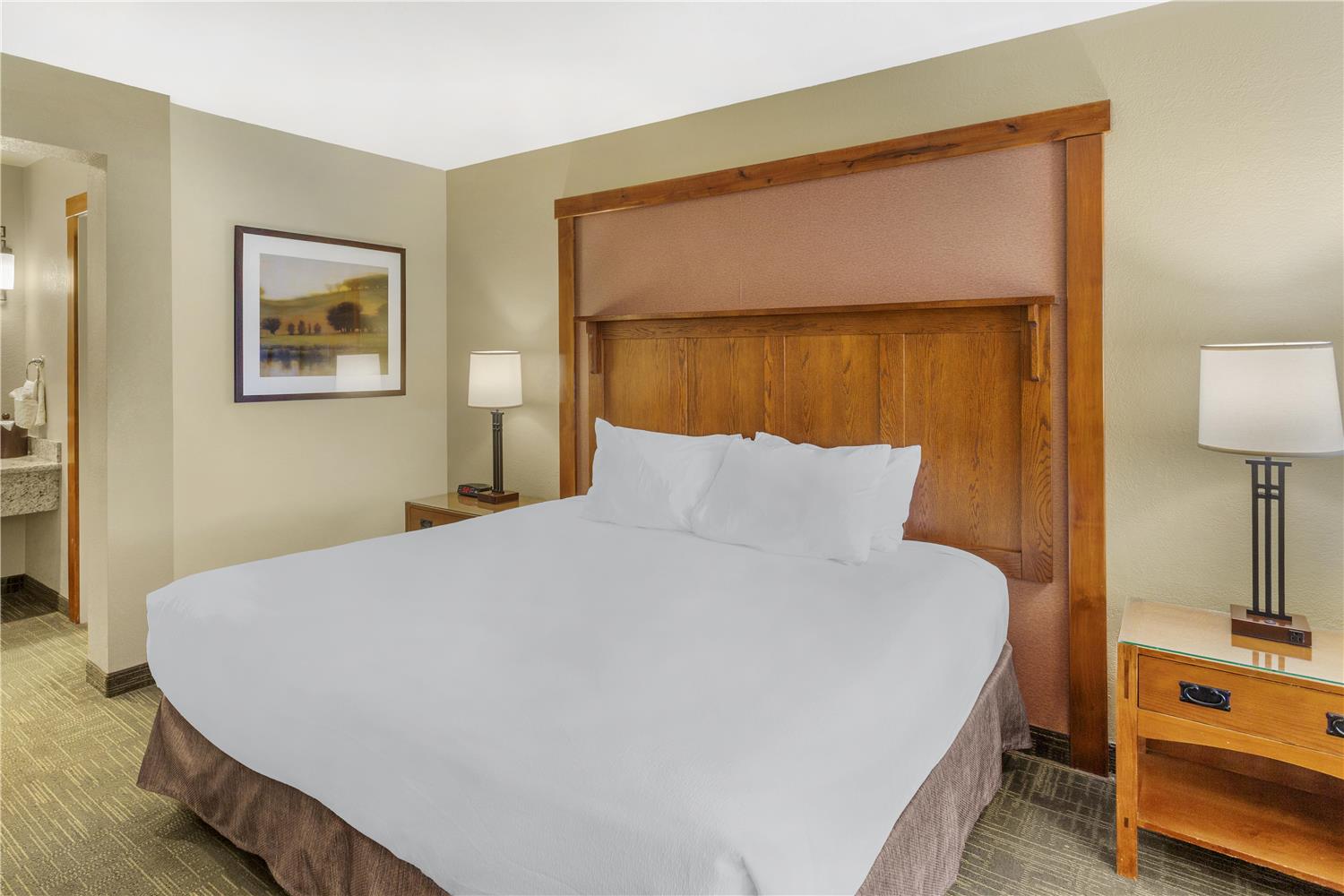 غرفة بسرير كينج مع أريكة، Best Western Plus High Country Inn 3/3