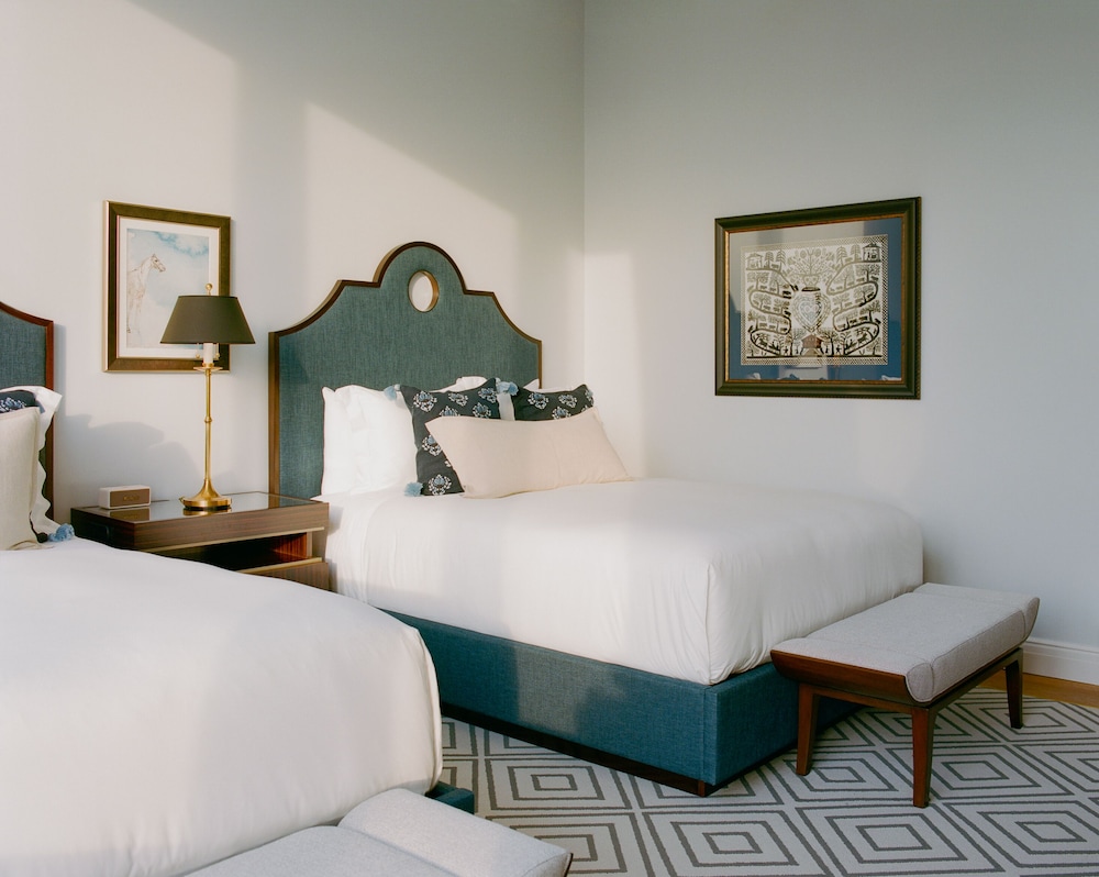 ELITE, 2 QUEEN BEDS