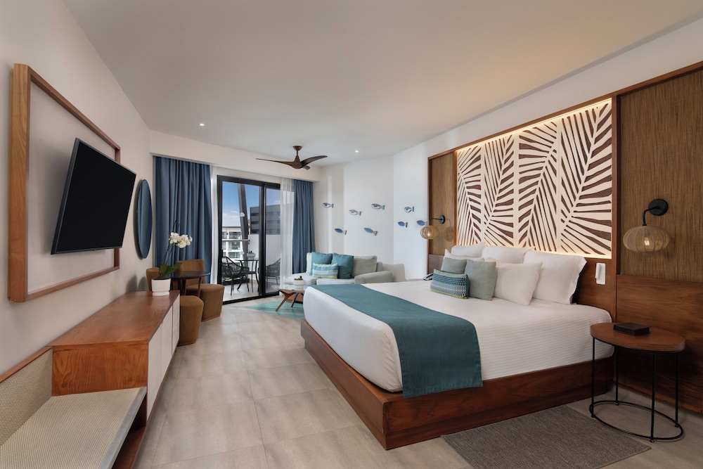 Junior Suite, King Bed, Tropical View