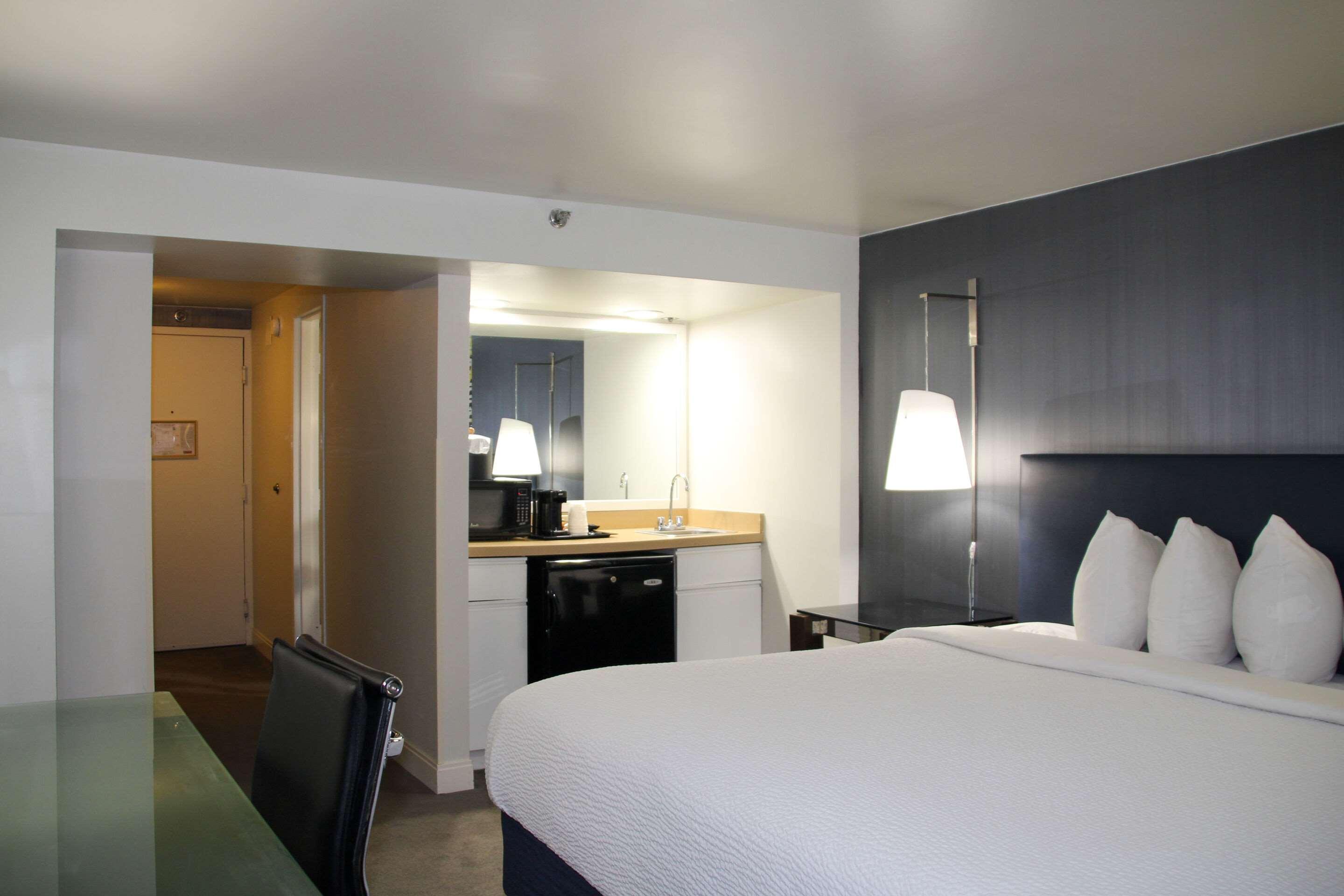 ROOM, KING BED