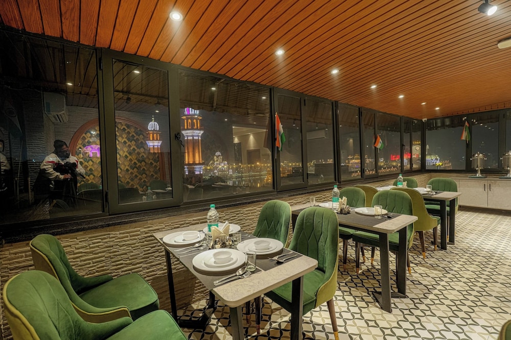 INDUS HOTEL 42/51