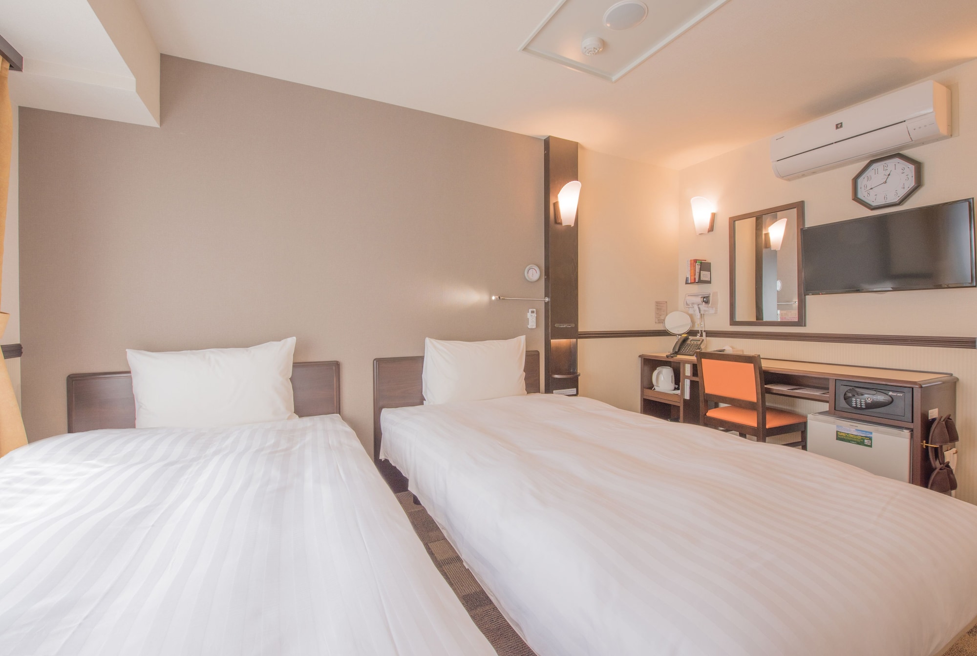 ROOM, TWIN BEDS, SMOKING