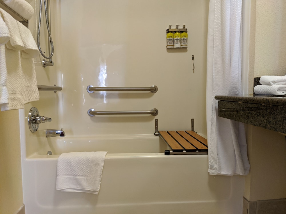 Staybridge Suites West Des Moines 17/76