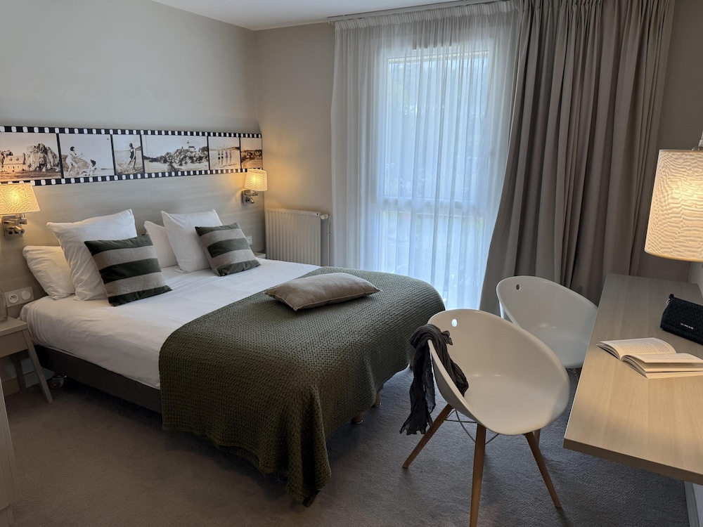 Standard, Queen Bed